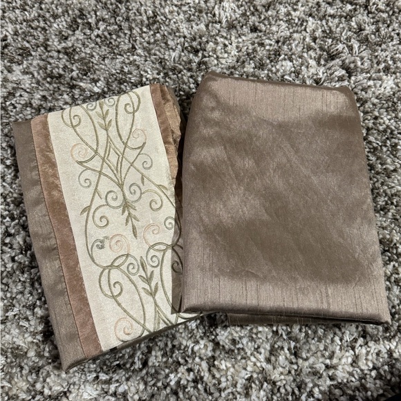 Green/Beige Valence Curtain - Picture 2 of 3